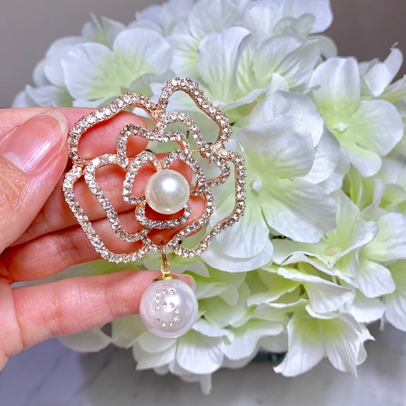 🚫SOLD🚫Camellia Flower Brooch - Picture 2 of 4